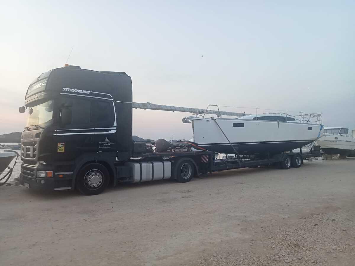 Dodge RAM transportujący niewielki jacht żaglowy